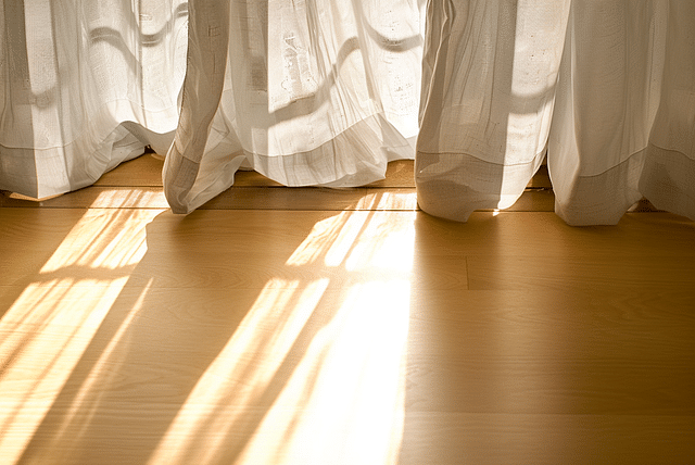 Thin curtain for blocking sunlight